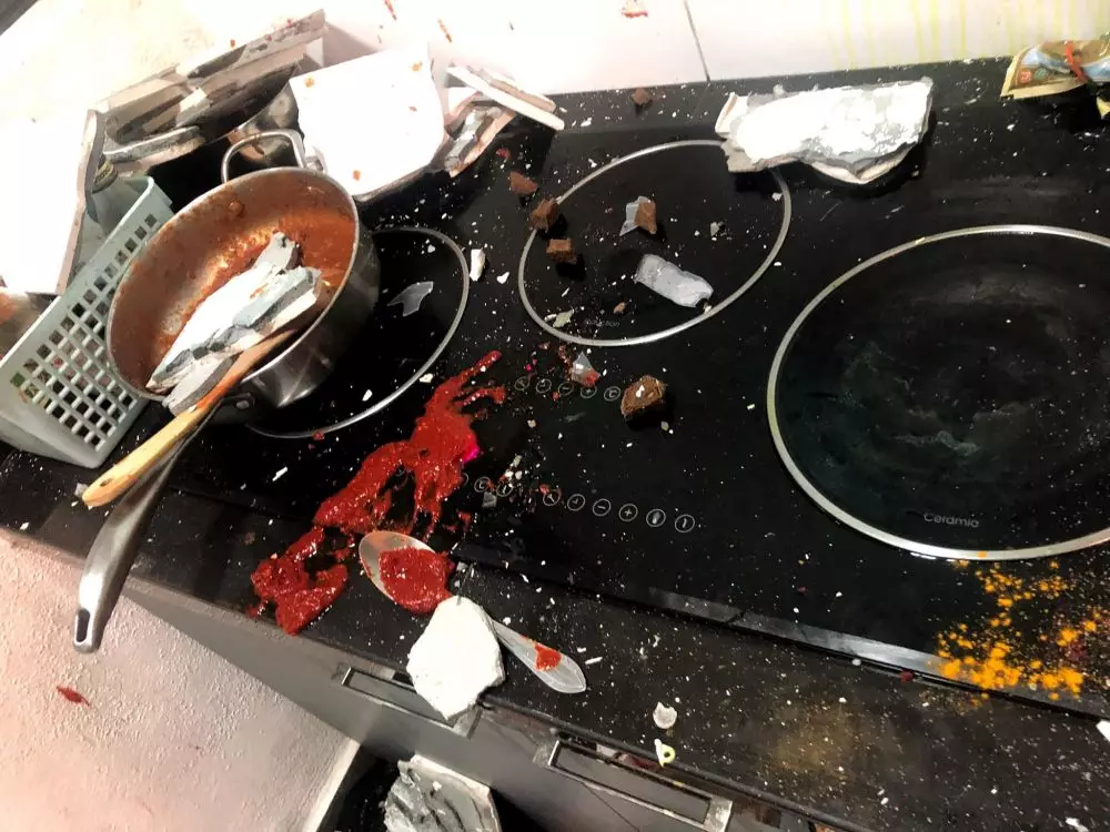 Tembok rusak karena kesalahan kontraktor © Facebook