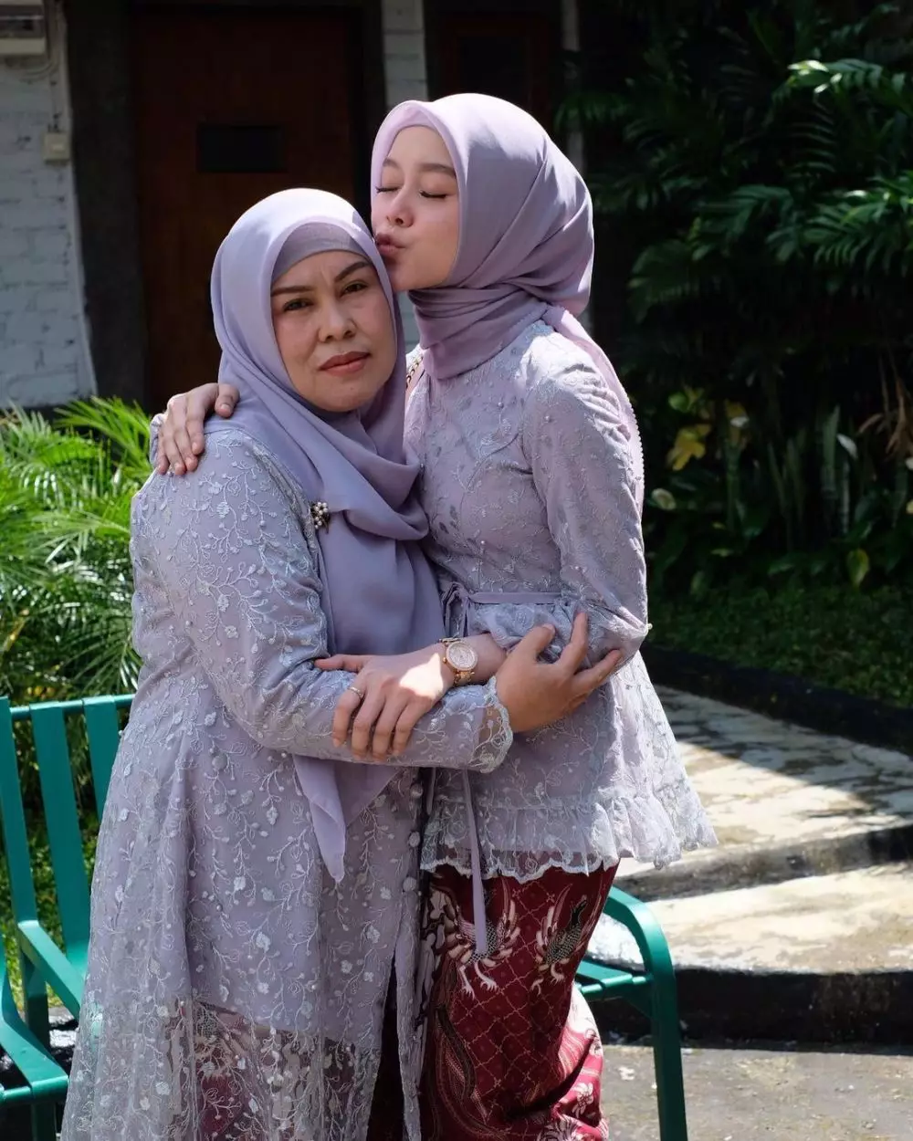 Momen Lesty Kejora saat kenakan kebaya © 2021 brilio.net Momen Lesty Kejora saat kenakan kebaya © 2021 brilio.net