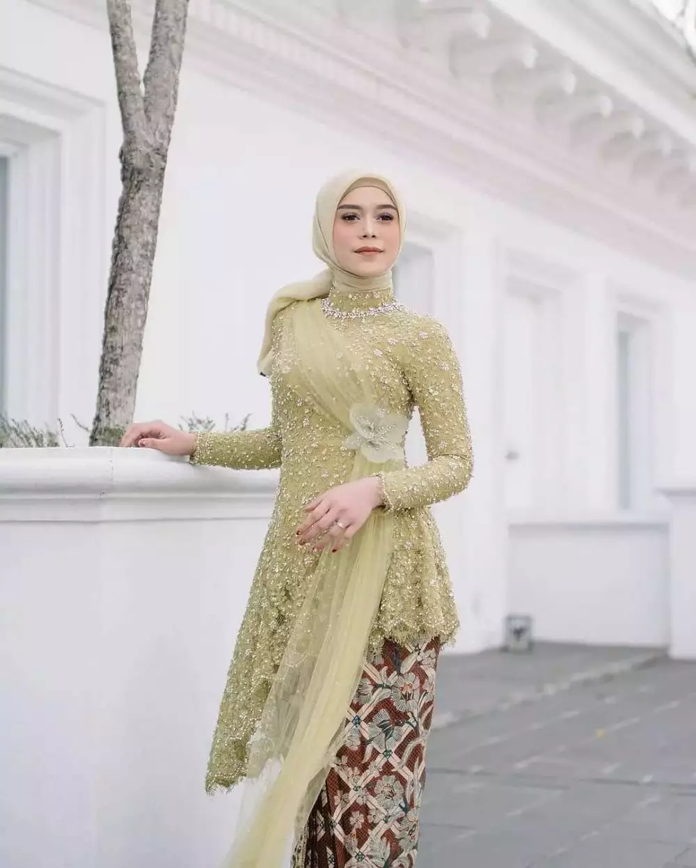 Momen Lesty Kejora saat kenakan kebaya © 2021 brilio.net Momen Lesty Kejora saat kenakan kebaya © 2021 brilio.net