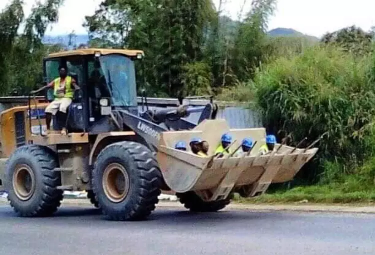 momen lucu tukang bangunan pakai alat proyek © 2021 instagram.com momen lucu tukang bangunan pakai alat proyek © 2021 instagram.com