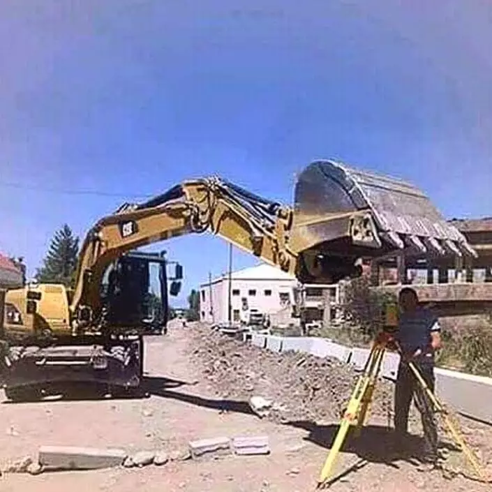 momen lucu tukang bangunan pakai alat proyek © 2021 instagram.com momen lucu tukang bangunan pakai alat proyek © 2021 instagram.com