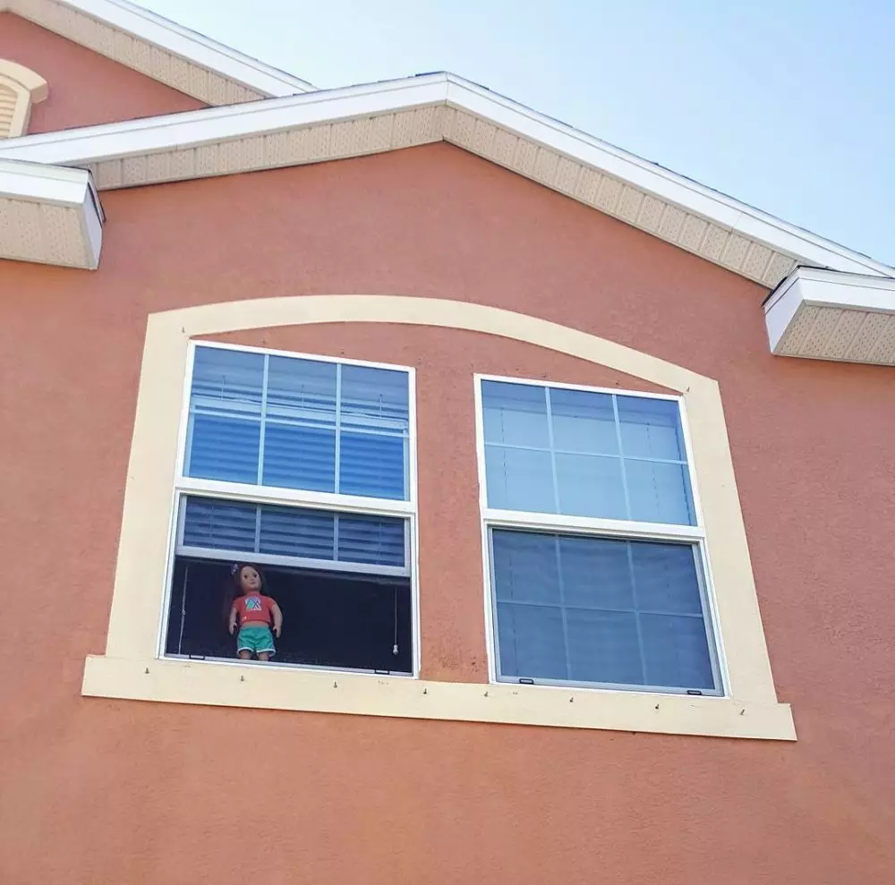 benda nyeleneh ngagetin di kaca © 2021 instagram.com