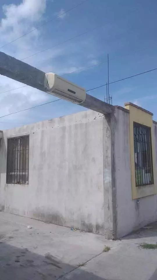 potret lucu pasang AC salah tempat © 2021 instagram.com