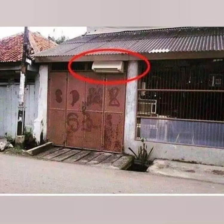 potret lucu pasang AC salah tempat © 2021 instagram.com