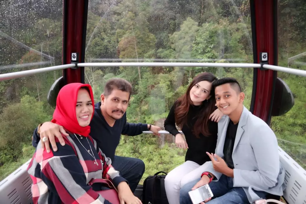 Momen kedekatan Cut Meyriska dan sang ayah © berbagai sumber