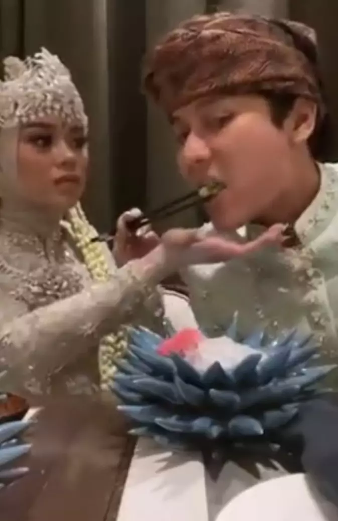 momen mesra Lesty dan Billar usai menikah Berbagai sumber momen mesra Lesty dan Billar usai menikah Berbagai sumber