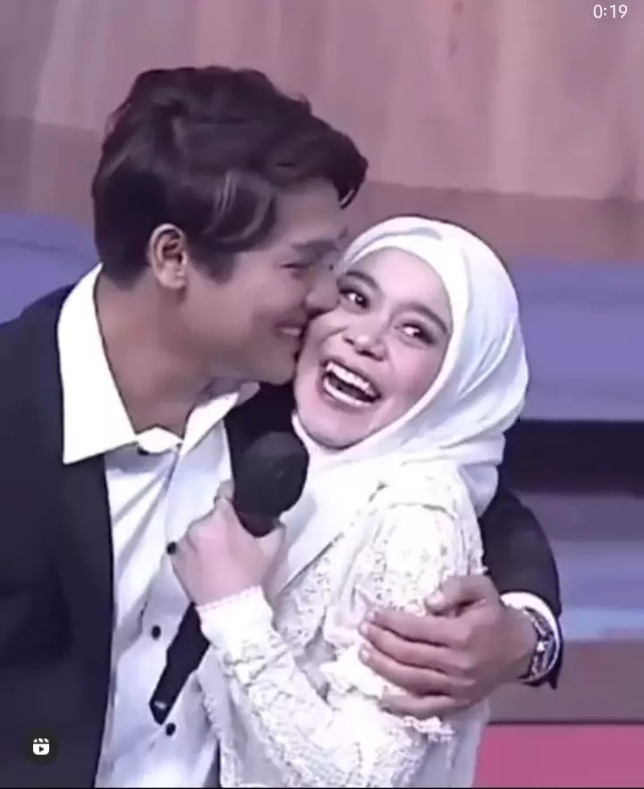 momen mesra Lesty dan Billar usai menikah Berbagai sumber momen mesra Lesty dan Billar usai menikah Berbagai sumber