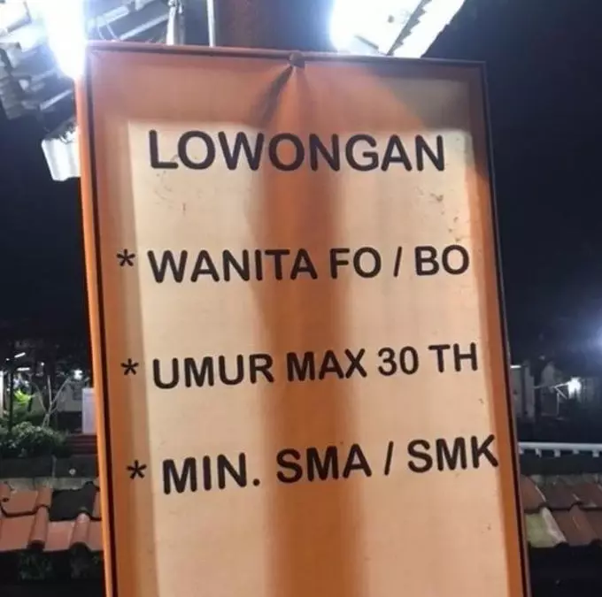 spanduk lowongan pekerjaan absurd banget © 2021 1cak.com