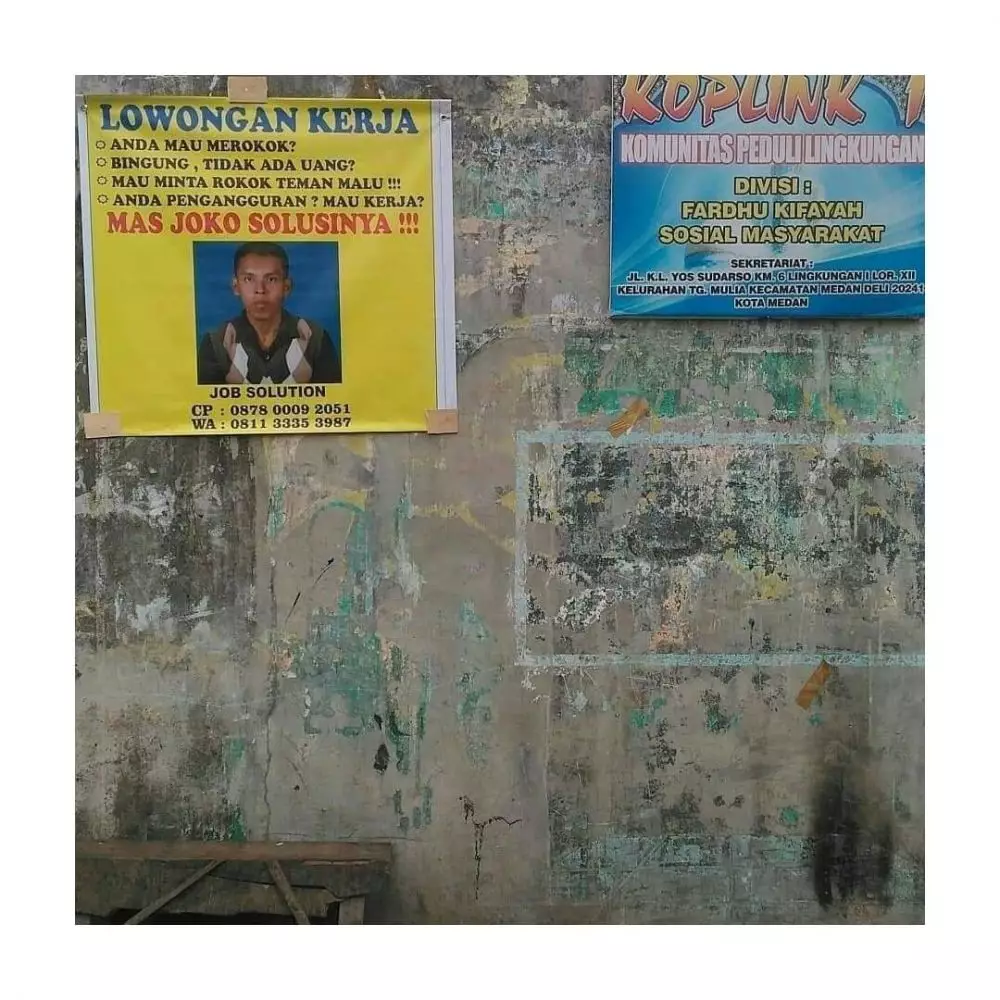 spanduk lowongan pekerjaan absurd banget © 2021 1cak.com