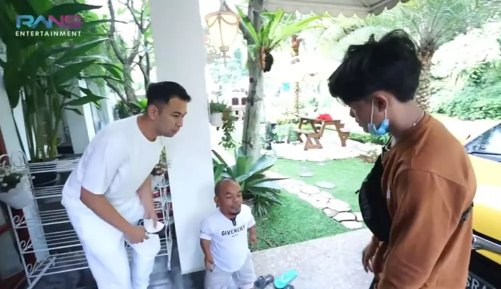 Momen Raffi Ahmad beri kado mobil untuk Ucok Baba Youtube/@ransentertainment