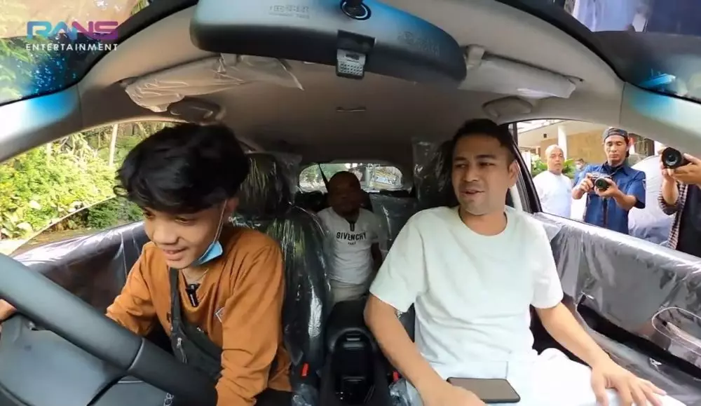Momen Raffi Ahmad beri kado mobil untuk Ucok Baba Youtube/@ransentertainment