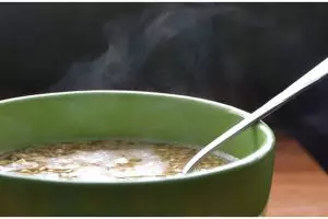 Sering dilakukan, ini 7 dampak buruk kebiasaan meniup makanan panas