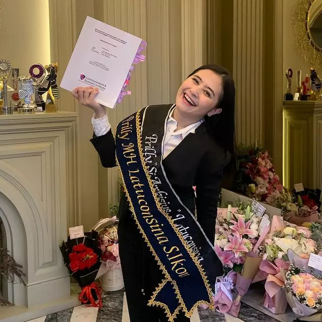 Momen wisuda Prilly Latuconsina Instagram