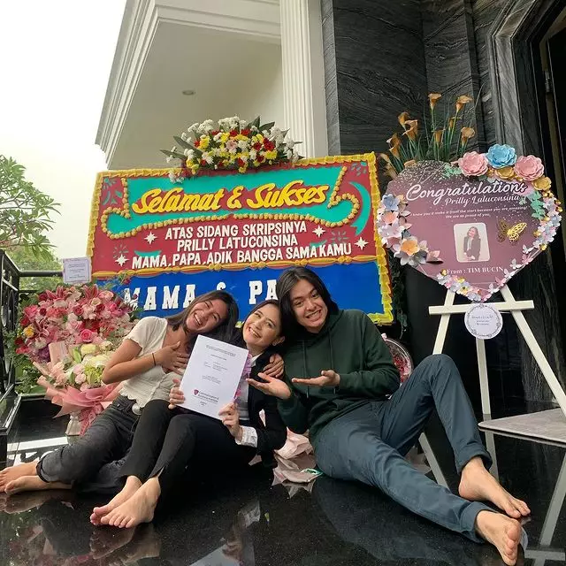 Momen wisuda Prilly Latuconsina Instagram