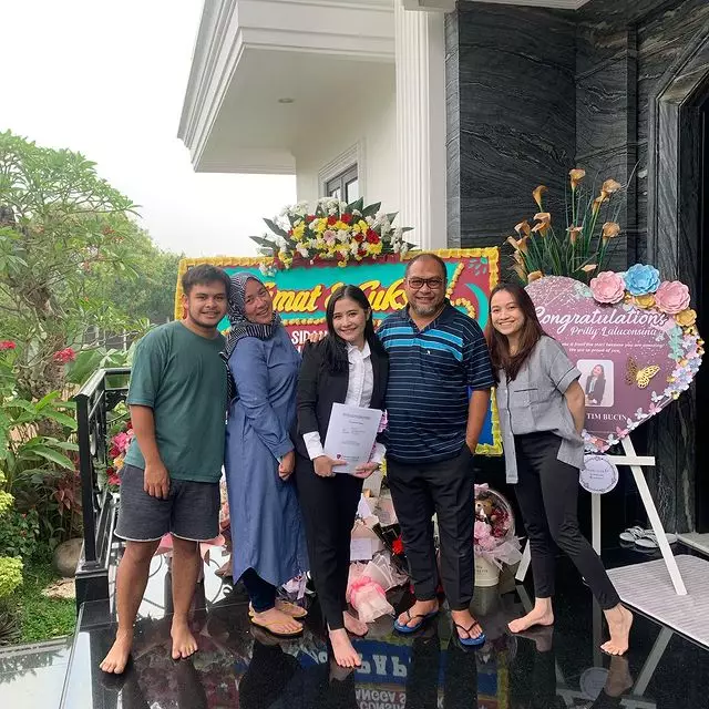 Momen wisuda Prilly Latuconsina Instagram