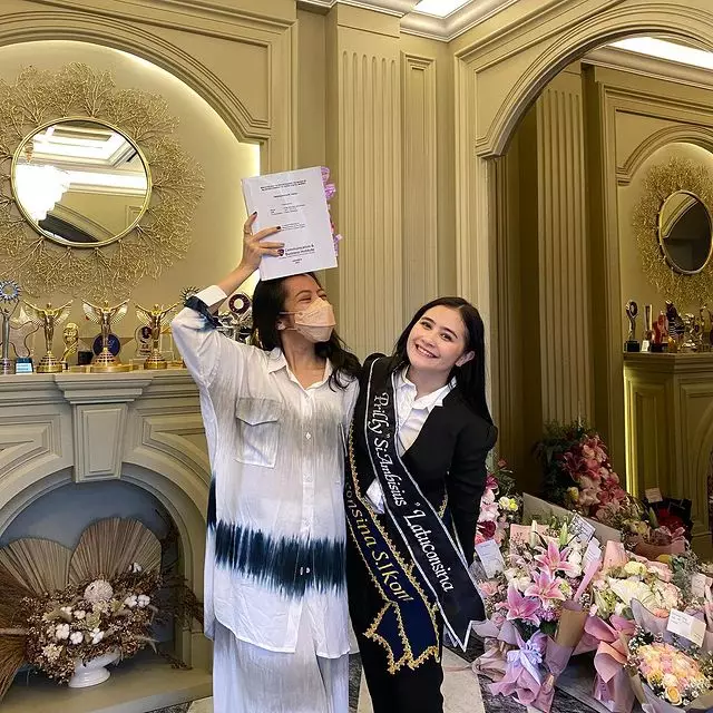 Momen wisuda Prilly Latuconsina Instagram