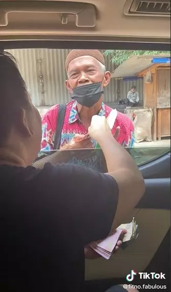 Beli tisu seharga Rp 200 ribu © TikTok/@fitno.fabolous