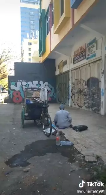 Viral video tukang becak salat di depan ruko © TikTok/@muharfah1991