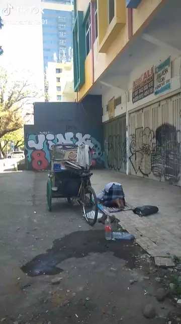 Viral video tukang becak salat di depan ruko © TikTok/@muharfah1991