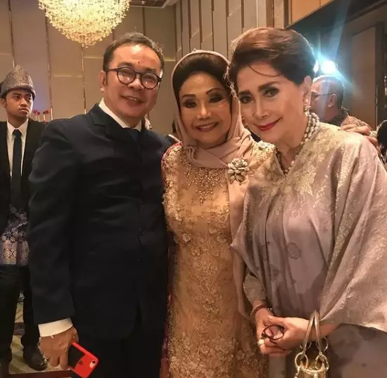 Potret kenangan Elly Kasim bareng rekan artis © berbagai sumber