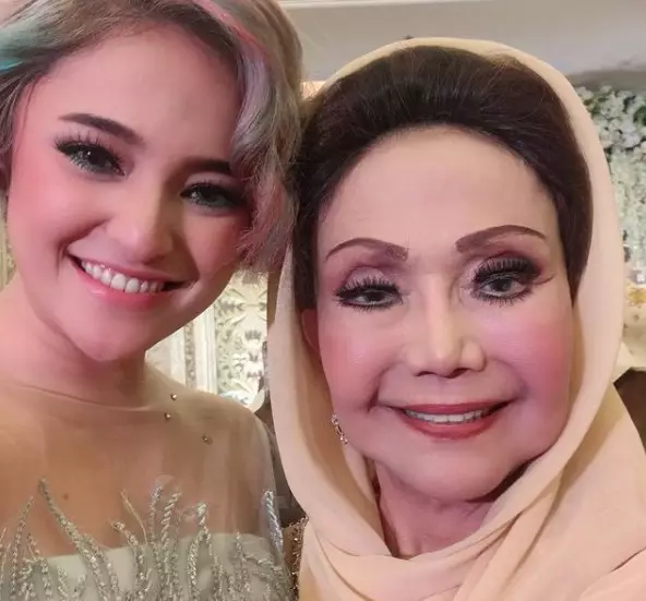 Potret kenangan Elly Kasim bareng rekan artis © berbagai sumber