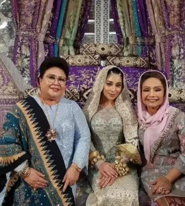 Potret kenangan Elly Kasim bareng rekan artis © berbagai sumber