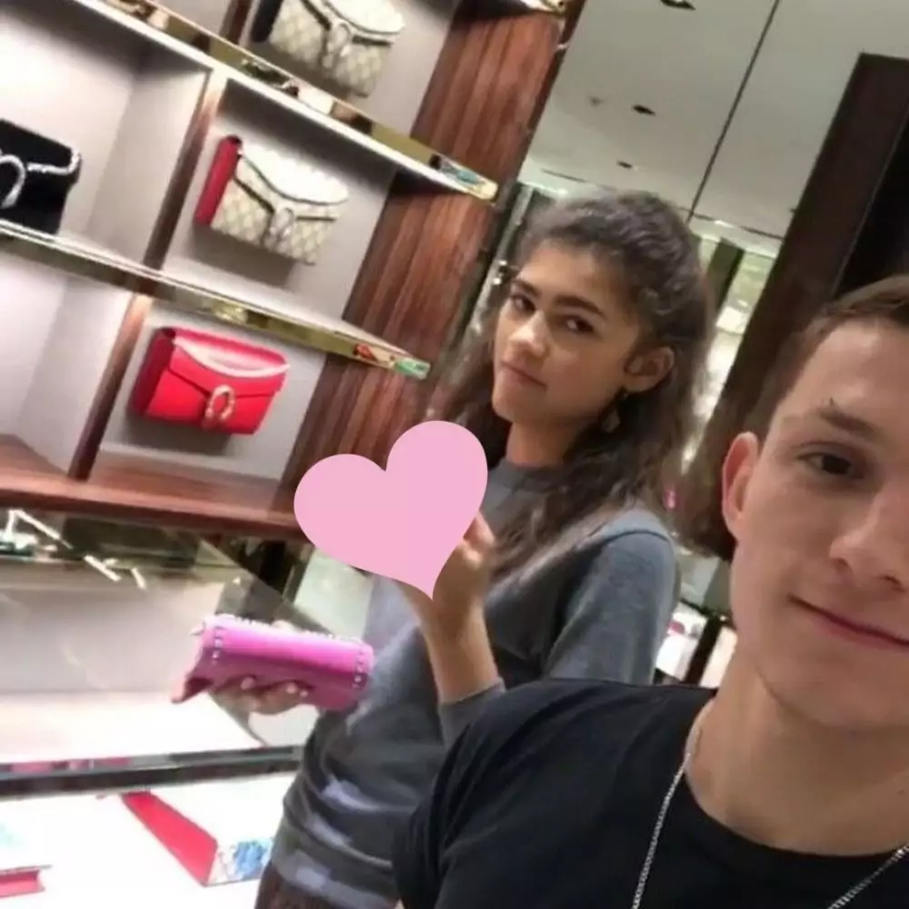 Potret kebersamaan Tom Holland dan Zendaya dari berbagai sumber