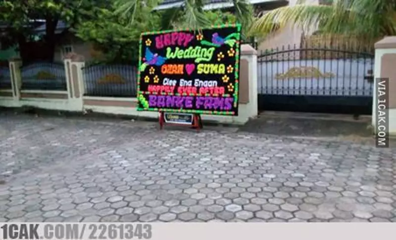 tulisan karangan bunga absurd banget © 2021 1cak.com