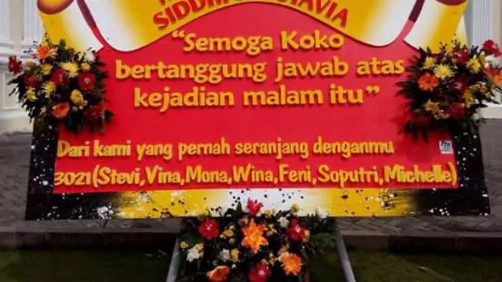 tulisan karangan bunga absurd banget © 2021 1cak.com