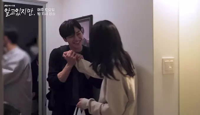 potret akrab Song Kang & Han So-hee di belakang layar YouTube/JTBC Drama