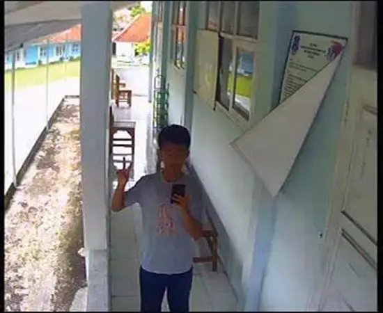 momen lucu waktu orang kelihatan di CCTV © 2021 1cak.com