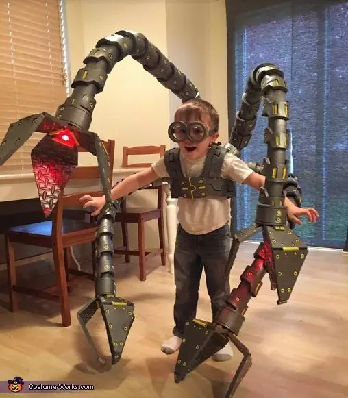 7 Potret cosplay karakter Doctor Octopus berbagai sumber