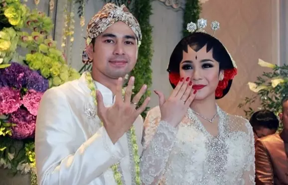 Potret cincin nikah pasangan seleb dari berbagai sumber
