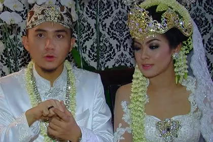 Potret cincin nikah pasangan seleb dari berbagai sumber