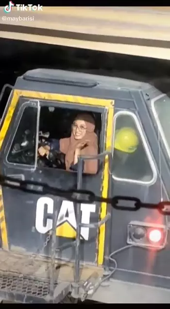 Wanita kerja sebagai supir dump truk tambang © TikTok/@maybarisi