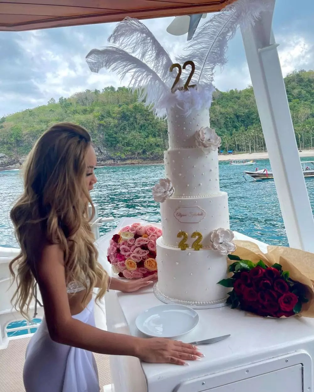 Momen ultah Alyssa anak tiri Ustaz Derry di kapal pesiar Instagram