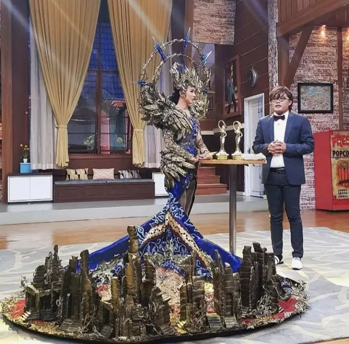 Kostum unik Indonesia di ajang kecantikan Internasional Berbagai sumber  Kostum unik Indonesia di ajang kecantikan Internasional Berbagai sumber