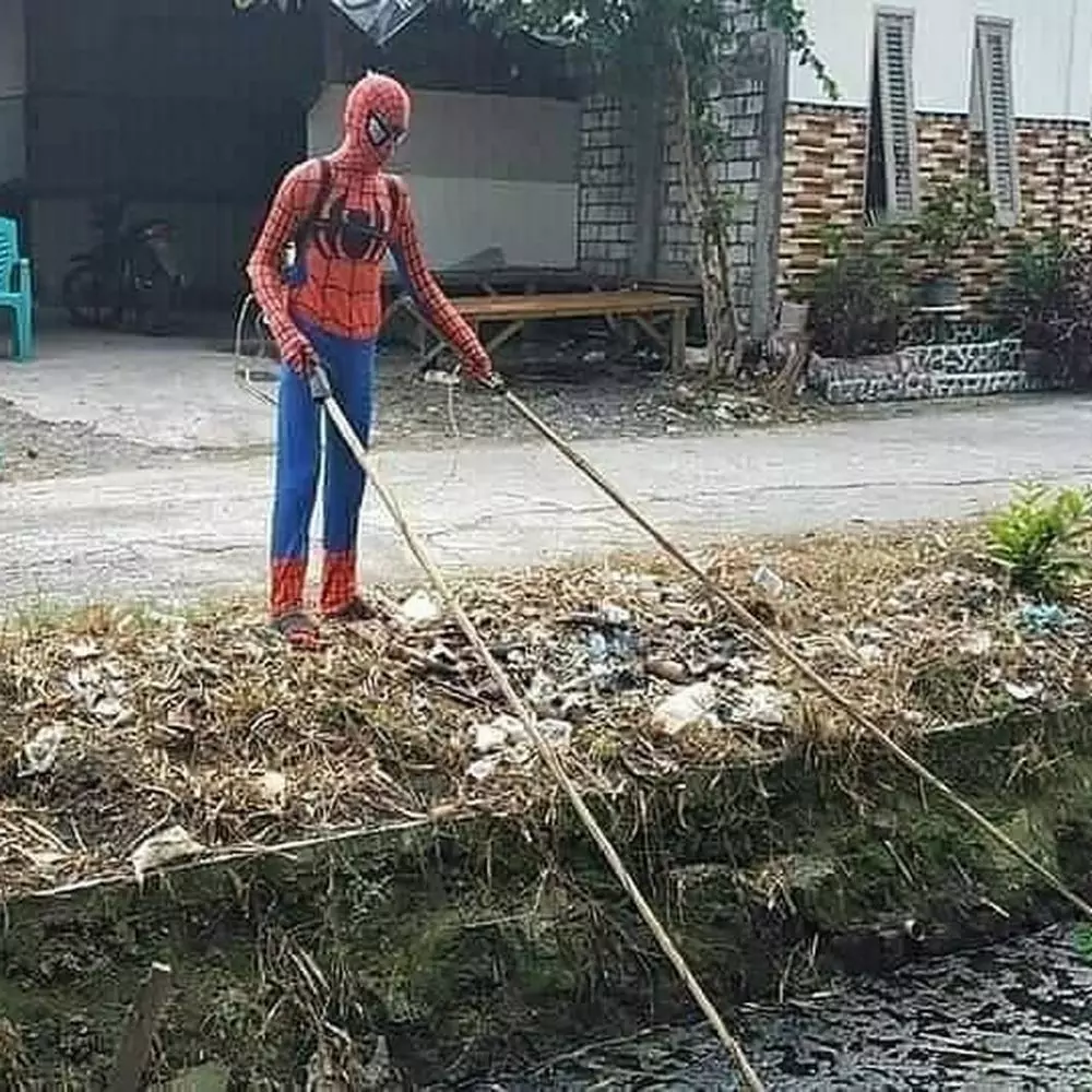 9 Potret orang pakai kostum Spider-Man ini bikin ngakak berbagai sumber