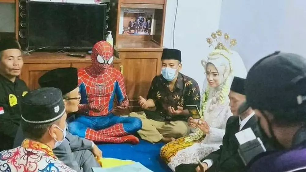 9 Potret orang pakai kostum Spider-Man ini bikin ngakak berbagai sumber