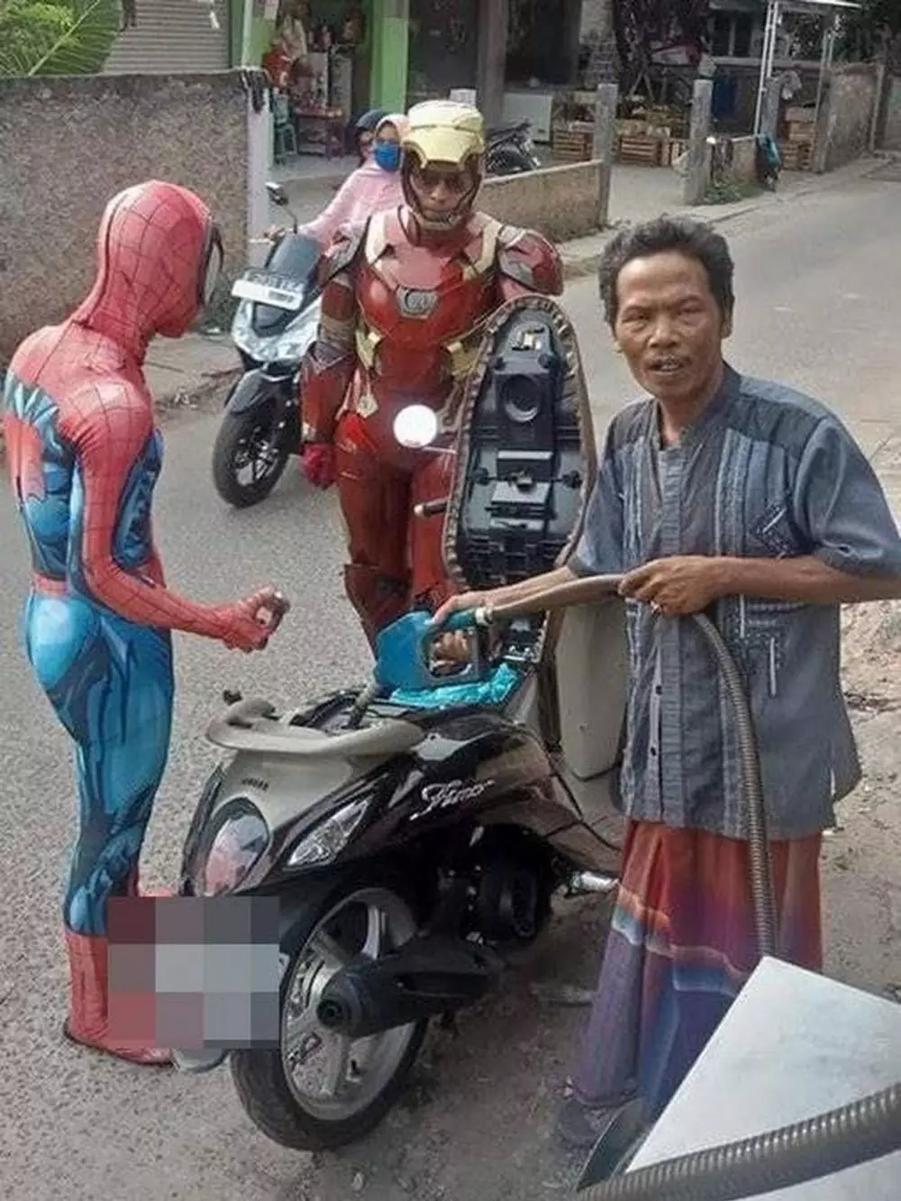9 Potret orang pakai kostum Spider-Man ini bikin ngakak berbagai sumber