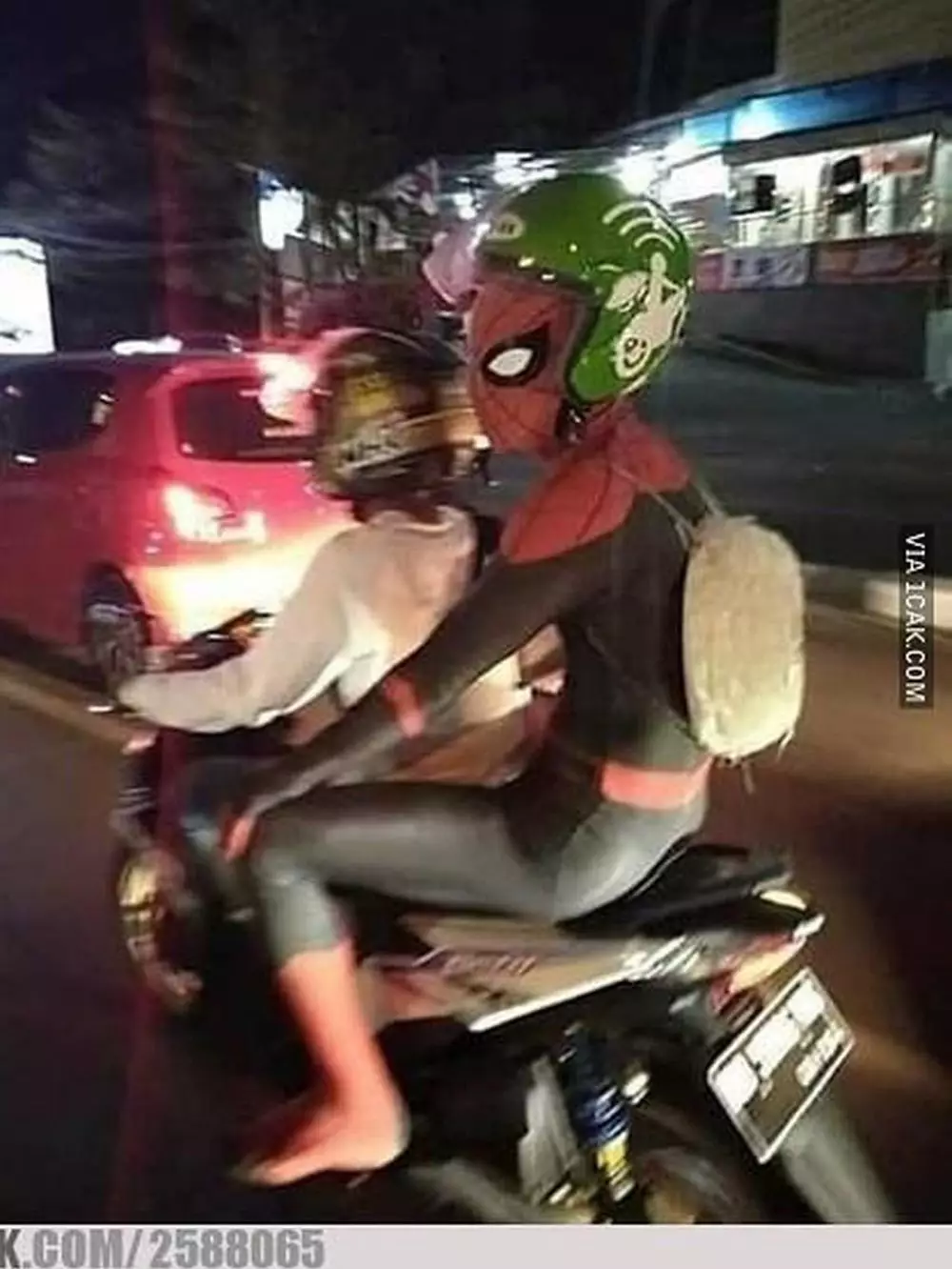 9 Potret orang pakai kostum Spider-Man ini bikin ngakak berbagai sumber