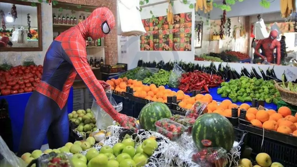 9 Potret orang pakai kostum Spider-Man ini bikin ngakak berbagai sumber