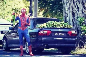 9 Potret orang pakai kostum Spider-Man ini bikin ngakak
