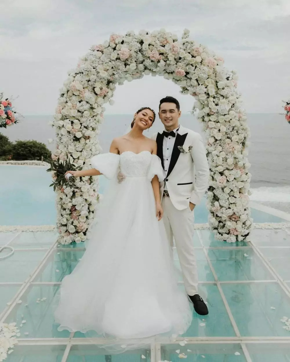 seleb pakai busana renzi lazuardi saat menikah © instagram seleb pakai busana renzi lazuardi saat menikah © instagram