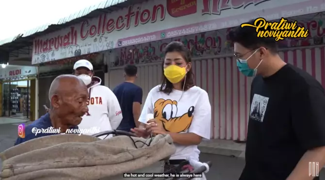 Kisah kakek 7 tahun tinggal di becak © YouTube/Pratiwi Noviyanthi