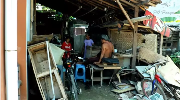 haryanto bangun rumah tukang becak © 2021 YouTube