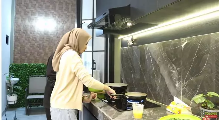 potret rumah nabila calon menantu ucok baba © YouTube