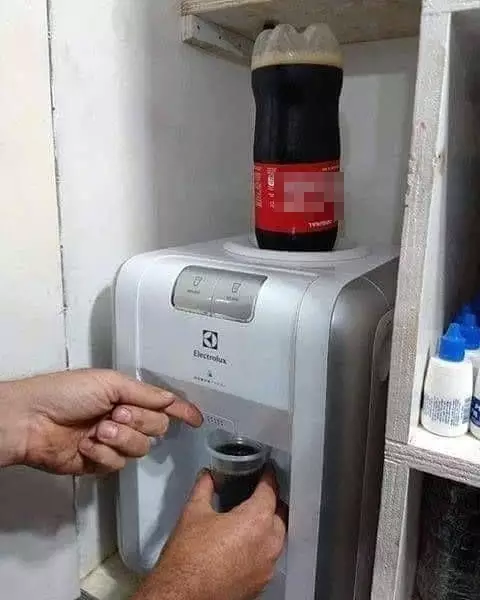 cara orang manfaatin dispenser lucu © 2021 1cak.com
