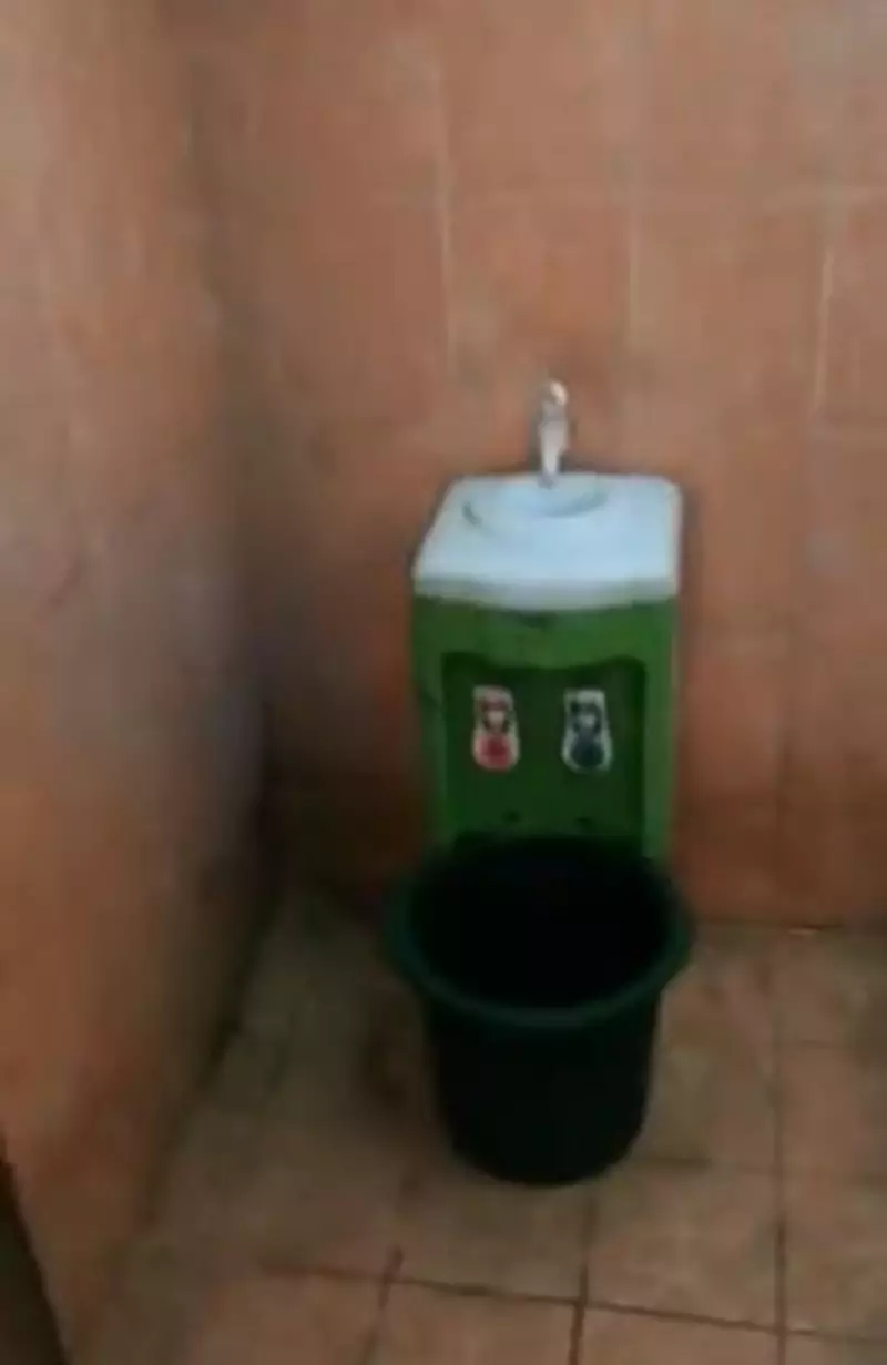 cara orang manfaatin dispenser lucu © 2021 1cak.com