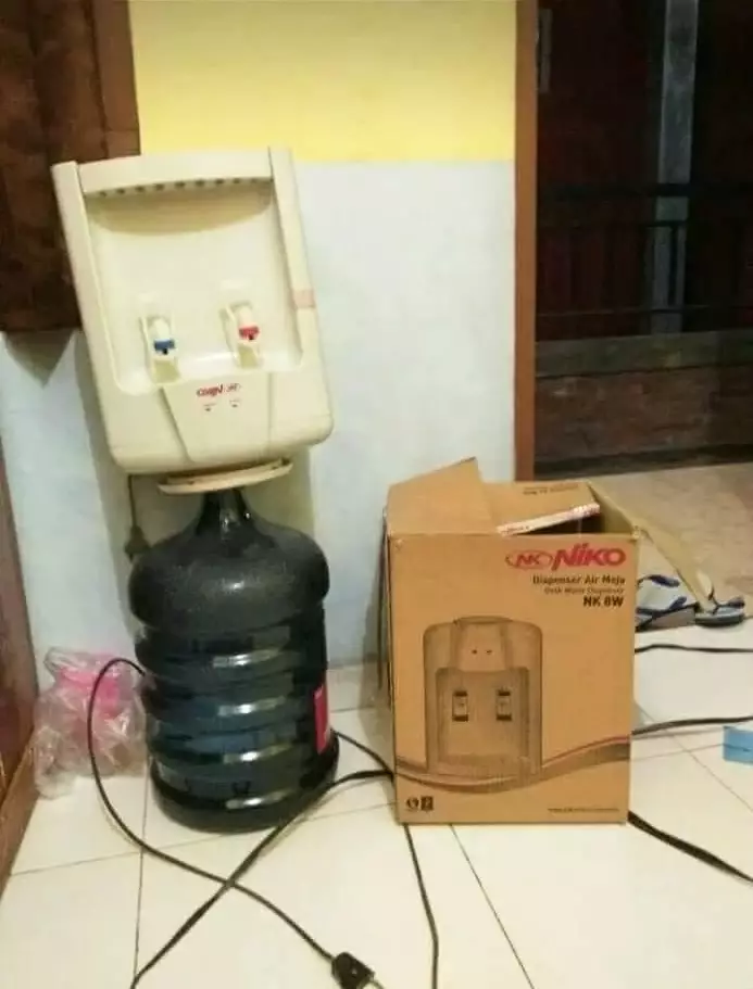 cara orang manfaatin dispenser lucu © 2021 1cak.com